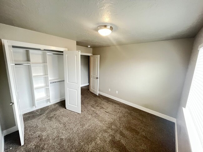 Building Photo - Cedar Bend End Unit