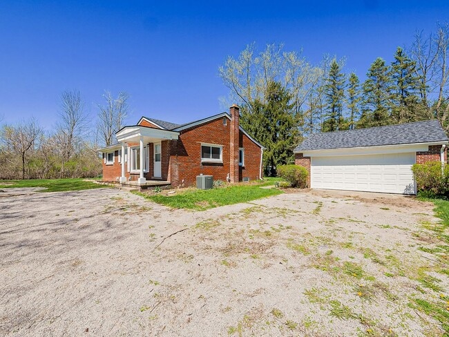 Building Photo - Spacious 3BR Home with Expansive 1-Acre Lot!