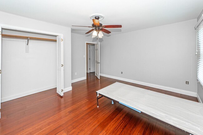 Building Photo - 4 Bedroom 2.5 Bath House in Montclair - We...