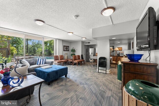 Building Photo - 1515 S Arlington Ridge Rd