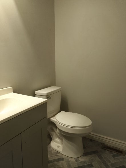 Building Photo - 124 S Green St