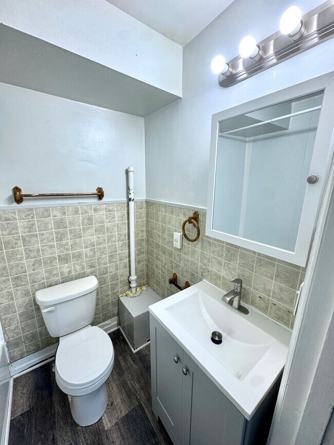 Building Photo - 136 N 10th St