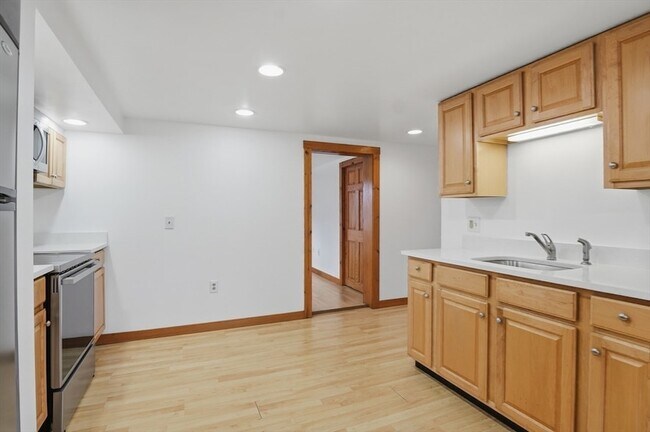 Building Photo - 92 Main St