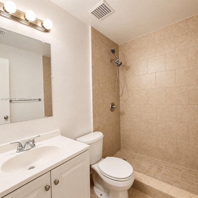 Building Photo - 6235 SW Kendale Lakes Cir