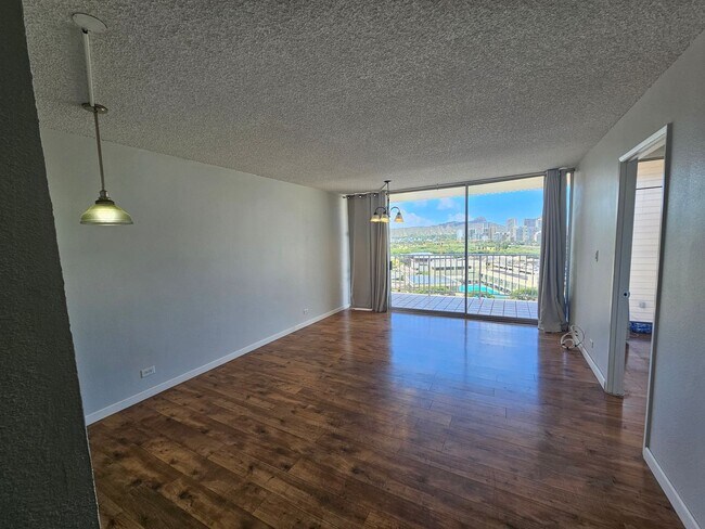 Building Photo - Bright 2-Bedroom Condo with Lanai