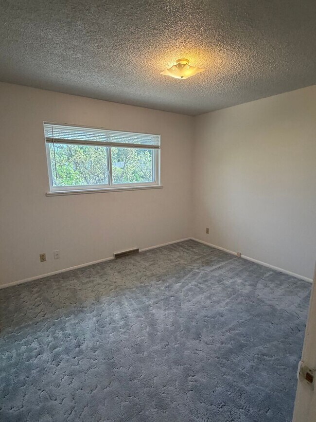 Building Photo - 2636 Hickory Dr