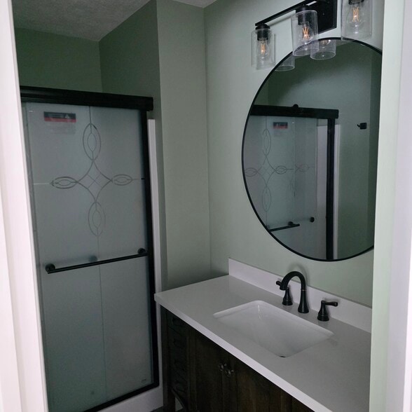 Full Bathroom - 3823 Leeside Ln