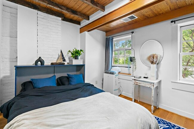 Building Photo - 304 N Alfred St