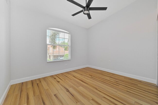 Building Photo - ** 2Bed / 2Bath - Beautiful Condo in Bonit...
