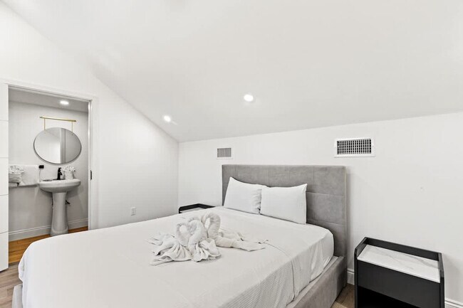 Building Photo - 8115 Thomas Dr