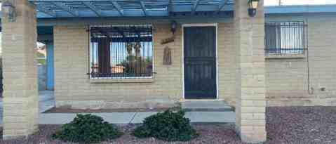 Primary Photo - 1021 W Edgewater Dr