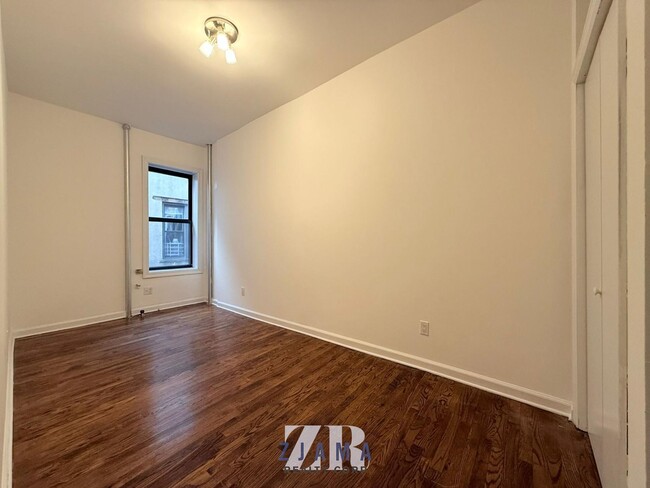 Building Photo - 471 Seventh Avenue