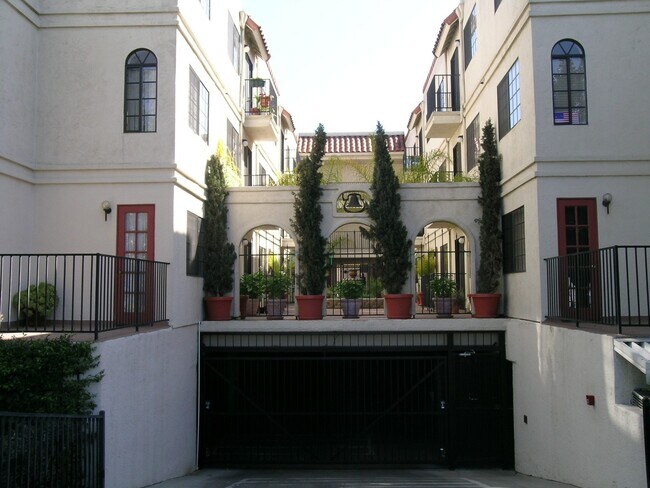 Building Photo - AVAILABLE NOW - Beautiful Condo in the Heart of Vibrant San Diego!
