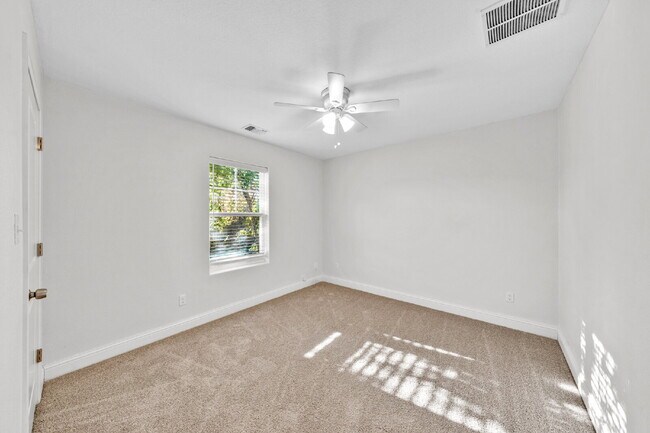 Building Photo - "Charming 3-Bed, 2-Bath Denison Home with Elegant Granite Countertops!"