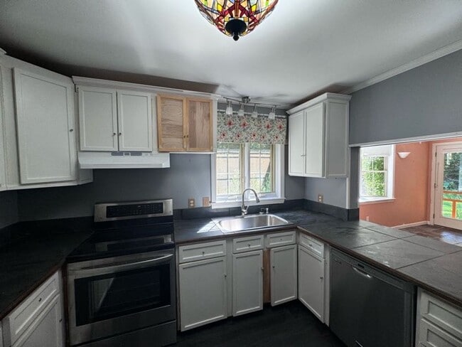 Building Photo - Beautiful 3 Bedroom Brunswick House