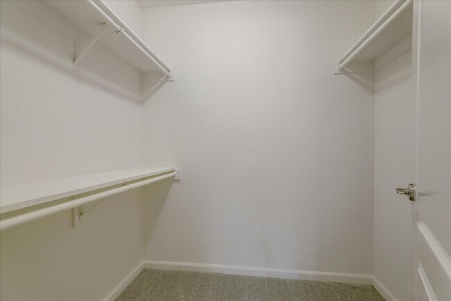 Building Photo - 2 Bedroom, 1 Bath, Upstairs Condo in the C...