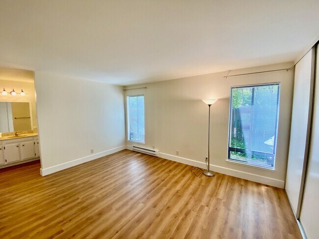 Building Photo - Private, Comfortable Downstairs Condo