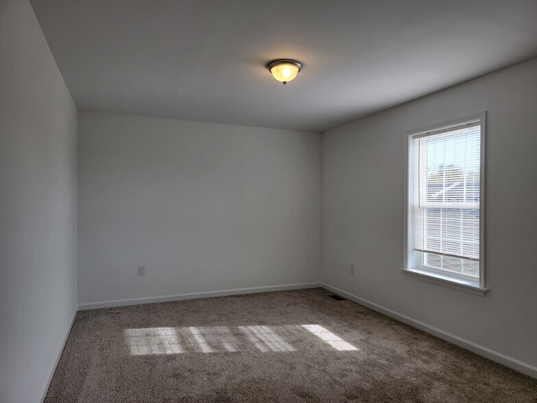 Building Photo - 124 Robert Cir