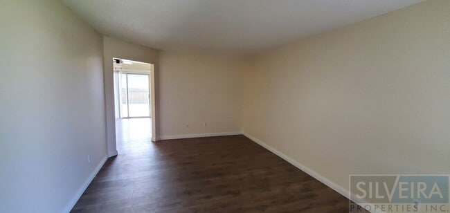 Building Photo - 3 bed, 1.5 bath home available!