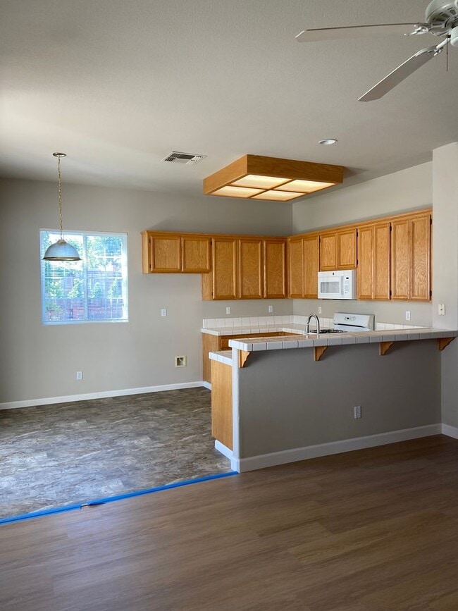 Building Photo - Willow Springs - Cozy 3 Bdrm, 2 Bath on culdesac. Walking distance to Folsom HS