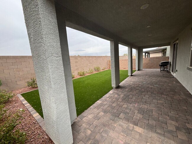 Building Photo - Beautiful 5-Bedroom, 4.5-Bath Home with St...