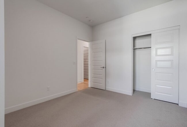 Building Photo - Mira Mesa 3 Bedroom Townhome!