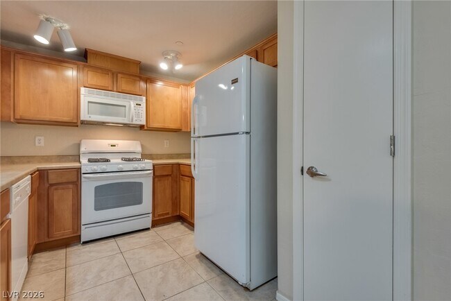Building Photo - 6868 Sky Pointe Dr