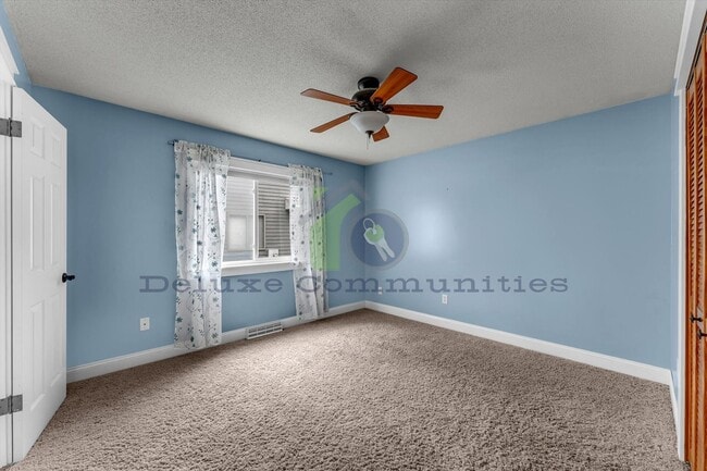 Building Photo - Beautiful Spacious 4 Bedroom Kentwood Home