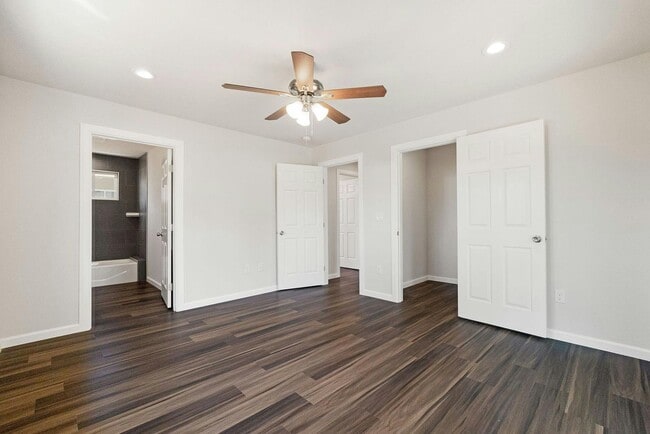 Building Photo - Paradise- 2 bed 2 bath +Bonus room, No Pets, Garage, fenced yard, RV parking