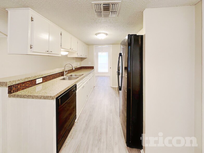 Building Photo - 13622 Oak Breeze