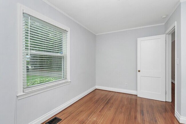 Building Photo - Charming 2BD/1BA Bungalow in Bradley Hills!