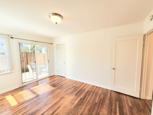Building Photo - 2 bedroom duplex home