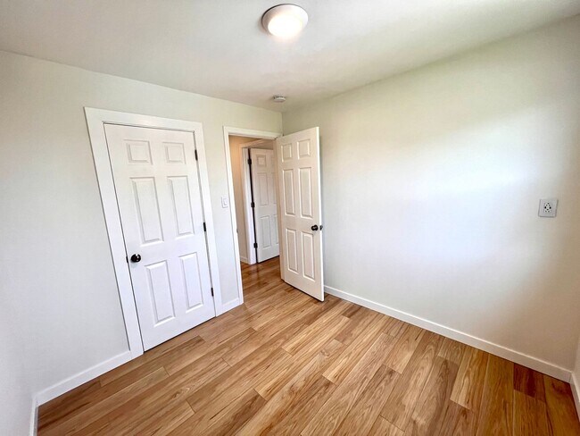 Building Photo - Absolutely Stunning Home! - 3 Bedroom 2 Fu...