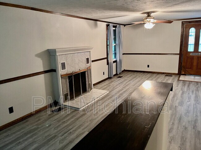 Building Photo - 2405 Woodmont Dr