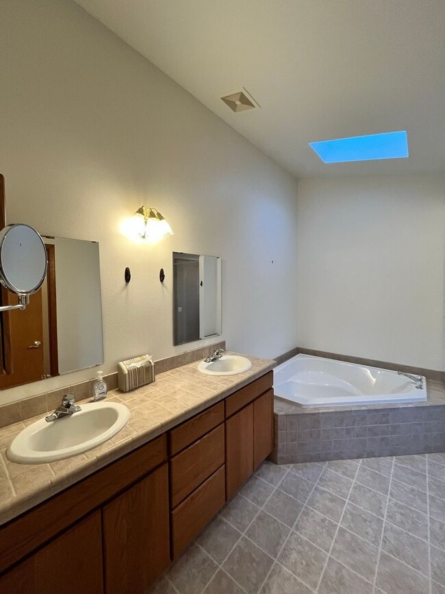 Building Photo - View Home in Poulsbo