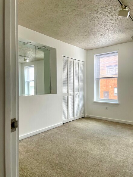 Building Photo - 118 S 26th St