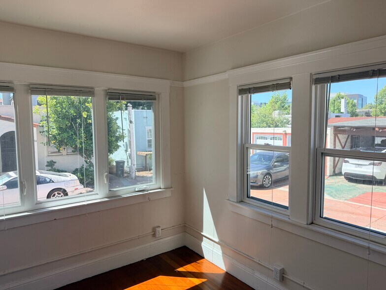 Building Photo - 515 Davis St