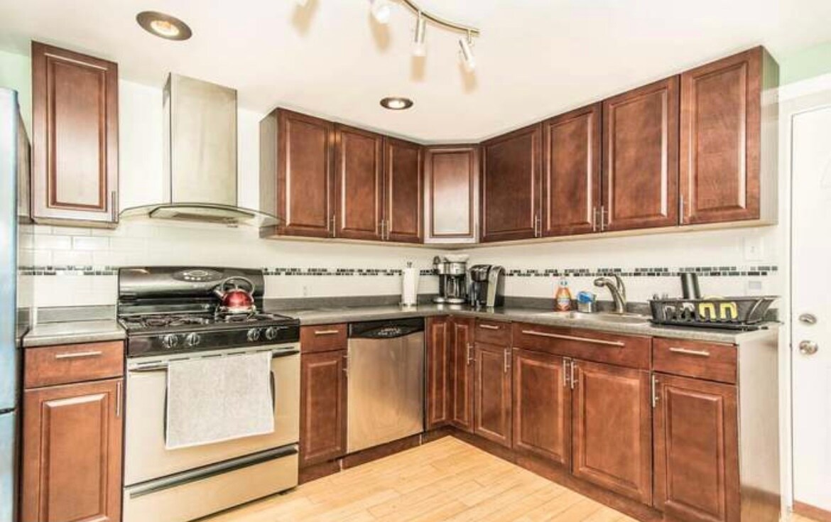 Building Photo - 1313 S American St