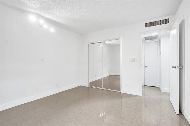 Building Photo - 20400 W Country Club Dr