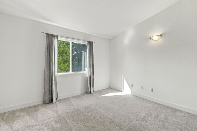 Building Photo - 25 Biscayne Ct