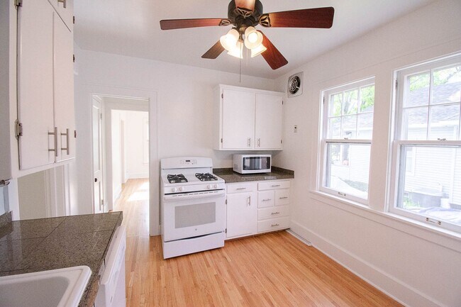 Building Photo - Beautiful Family Home Near Downtown And Hospital!