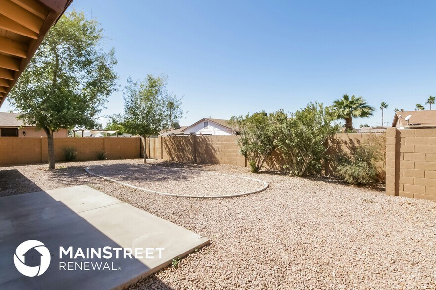Building Photo - 2114 N Comanche Dr