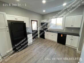 Building Photo - Updated 2 Bedroom apartment