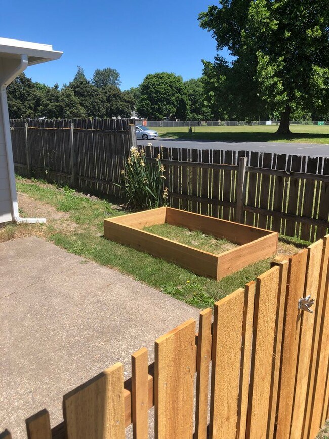 Building Photo - Updated 2 Bedroom 1 bath duplex in NW Corvallis!