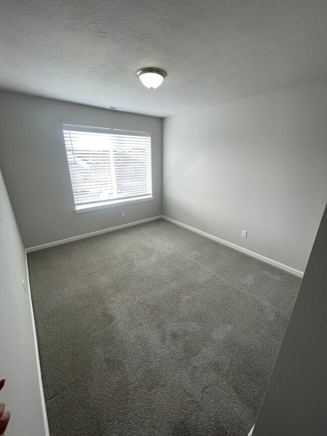 Building Photo - ** MOVE IN SPECIAL!** Must See in NE Albany!