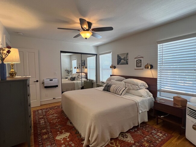 Building Photo - Updated Town house backed by National Forest