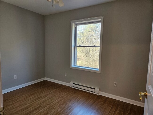 Building Photo - 2 Bedroom House Available November 10 2025