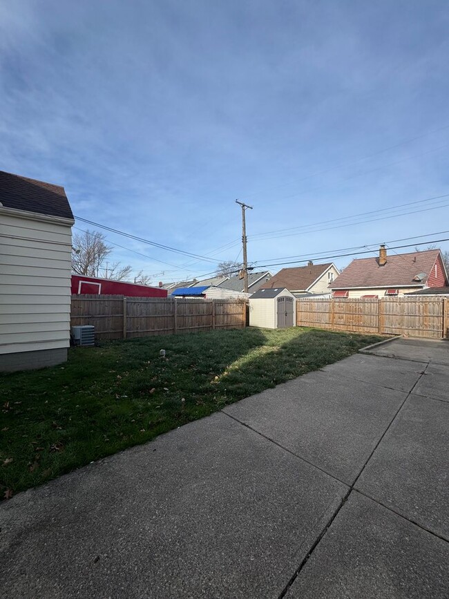 Building Photo - Spacious 3 Bedroom Home