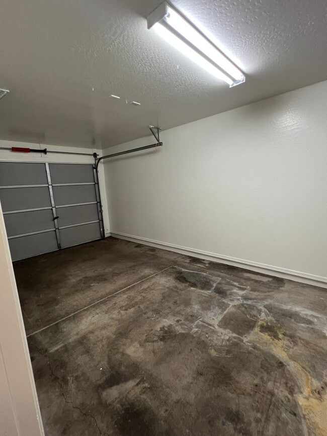 Building Photo - South Phoenix 3 Bed 2.5 Bath Single Garage