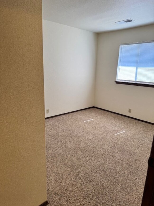 Building Photo - Arroyo Manor 3 Bedroom- with bonus room and 2 car garage!